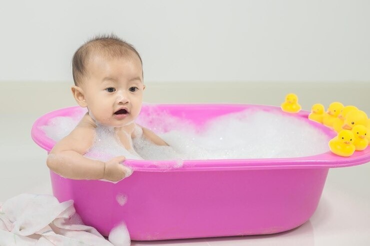 mata bayi terkena air, manfaat air bagi bayi, cara memandikan bayi, bayi dan air, bayi belajar berenang, stimulasi sensorik bayi, cara membuat bayi nyaman saat mandi, tips memandikan bayi, bayi takut air, manfaat bermain air bagi bayi.
